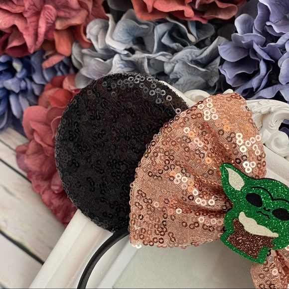 Minnie Mouse Star Wars Yoda Sequin Headband & Bow - Picture 5 of 12